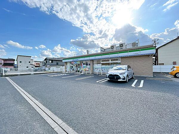 【周辺】ファミリーマート犬山若宮店様まで徒歩約12分（900m）。お仕事帰りにお好きなスイーツを買ってリラックスタイムを。