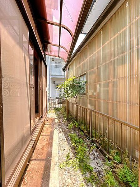 【リフォーム中】庭　除草します。お手入れのしやすいサイズのお庭です。お好きなお花を植えて成長を見守るのも楽しそうですね。