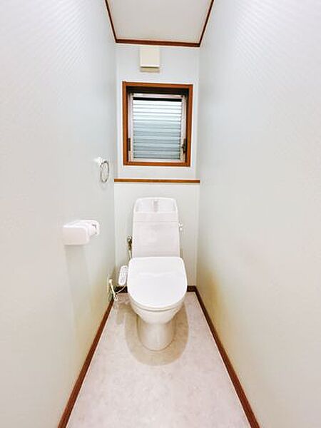 2階トイレ　新品交換しました。自宅にトイレが2台あるのは嬉しいポイント。込み合う朝の身支度時には本領発揮、トイレの出待ちもなくなり気持ちよく出かけられます。