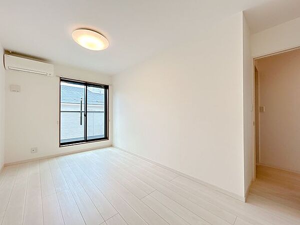 2階東側洋室別角度　南の窓からはポカポカ陽光たっぷり、明るくあたたかい室内です。