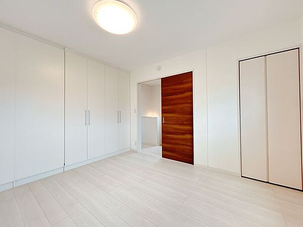 2階北側洋室　東向きに窓がある部屋は朝日が目覚まし代わり。子供部屋にいかがでしょうか。