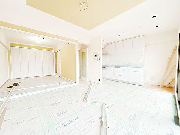 【リフォーム中】リビング　クロス張替え、床材重ね張り、照明交換、火災報知器設置予定です。南向き13帖リビング　南側には大きな掃き出し窓があり温かな日差しが差し込みます。