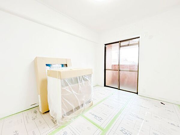 【リフォーム中】洋室　西側洋室別角度　収納の上段下段を上手く使ってスッキリ整理整頓。市販の収納グッズを駆使して空間をうまく利用してみてください