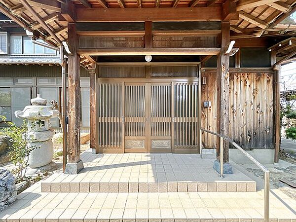 玄関ポーチは屋根つきなので、雨の日に荷物がたくさんあっても濡れずに出入りできますね。鍵はお引き渡し時まで大切に保管、管理します。