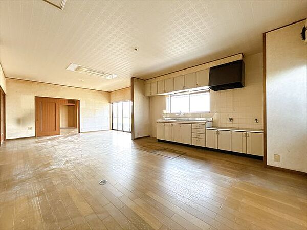 リビング　出来上がったお料理の配膳もみんなで協力すればごはんの支度もスムーズですね。引き戸を開ければリビングにいるご家族の声も聞こえます。