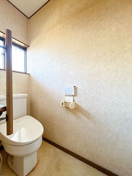 トイレ　小窓を開ければトイレ内の換気もでき、日差しの明るさも相まって気持ちよくお掃除できそうです。
