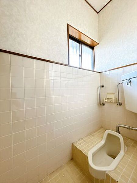 トイレ　洋式とは別に和式トイレもあります。リフォームのご要望も承っております。