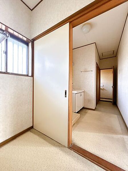 洗面　洗面化粧台の収納スペースには身支度時の備品や洗濯用品などをしまっておけます。整理整頓された洗面脱衣室はいつもスッキリした空間。