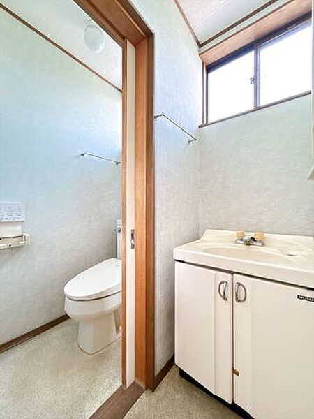 洗面・トイレ　2階にも洗面台とトイレがあります。忙しい朝も混み合わずに済みそうですね。