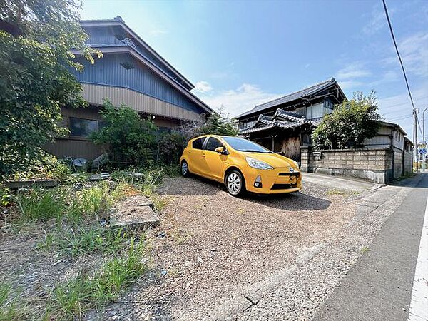 駐車場　駐車は並列3台可能です。並列だから車の入れ替え不要で出し入れがスムーズですね。