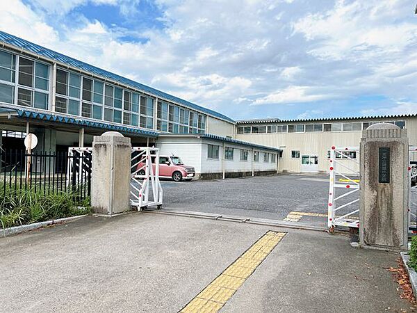一宮市立葉栗小学校 【周辺】葉栗小学校まで約700ｍ（徒歩約9分）。お友達と会話しながら通学すればあっという間に到着です。