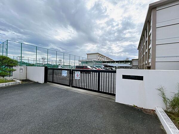 一宮市立葉栗中学校 【周辺】葉栗中学校まで約500ｍ（徒歩約7分）。学校行事や部活動で帰りが遅くなっても安心な近さです。