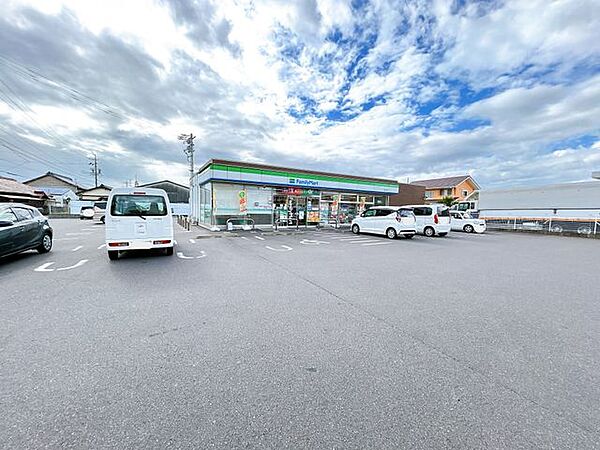 【周辺】ファミリーマート一宮大毛店様まで約700ｍ（徒歩約9分）。スーパーで買い忘れたものがあっても、いつでも買い出しに行ける距離で便利です。
