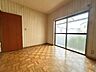 洋室：【リフォーム中】2階南側洋室　南向きに窓がある部屋は朝日が目覚まし代わり。子供部屋にいかがでしょうか。