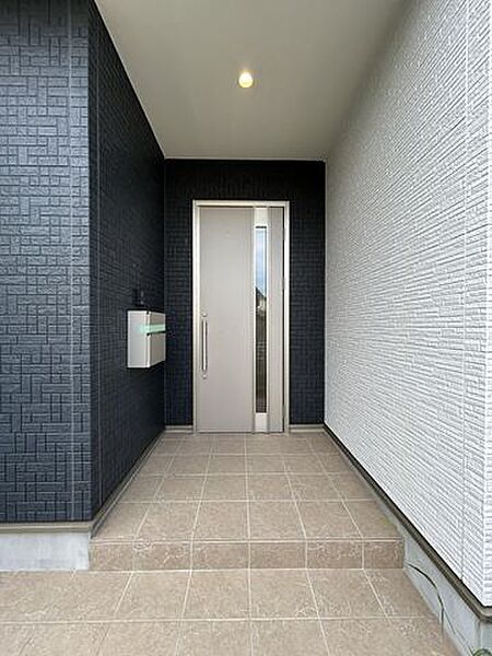 玄関　玄関ポーチは屋根つきなので、雨の日に荷物がたくさんあっても濡れずに出入りできますね。鍵はお引き渡し時まで大切に保管、管理します。