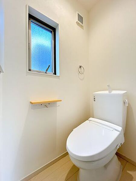 1階トイレ　小窓を開ければトイレ内の換気もでき、日差しの明るさも相まって気持ちよくお掃除できそうです。