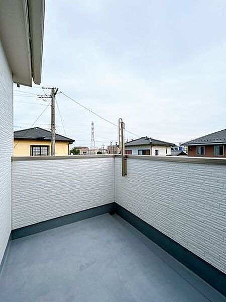 バルコニー　お天気のいい日は2階のバルコニーでお布団が干せます。お日さまの香りが疲れた体をあたたかく包み込みます。