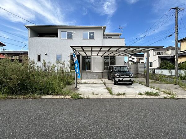 駐車場　駐車は並列3台可能です。並列だから車の入れ替え不要で出し入れがスムーズですね。　