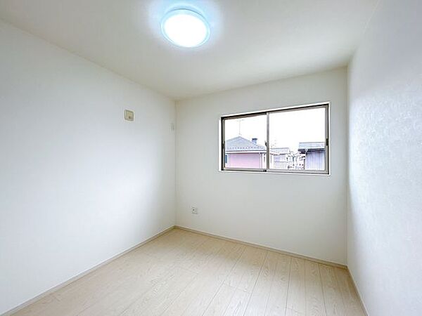 2階東側5帖洋室　家族の分だけお部屋の使い方も様々。戸建てならではの贅沢なお部屋の使い方で日々の暮らしを充実させてください。