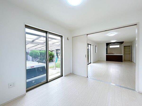 1階洋室　室内から庭をじっくりと眺められる室内は南向きの明るく気持ちのいい空間　2面の窓からは陽光もたっぷり確保できます お天気のいい休日もお部屋でのんびり過ごせそうです。