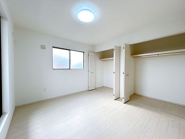 2階西側7帖洋室　南の窓からはポカポカ陽光たっぷり、明るくあたたかい室内です。