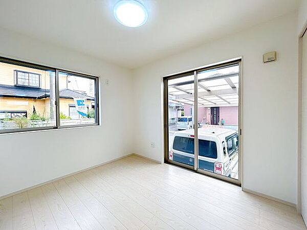 1階洋室　2面の窓からはあたたかな日差しと心地いい風が入ってきます。休日も自室で気持ちよく過ごせます。