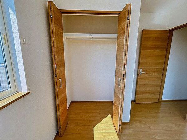 「2階南向き洋室」クローゼット付きでございます。