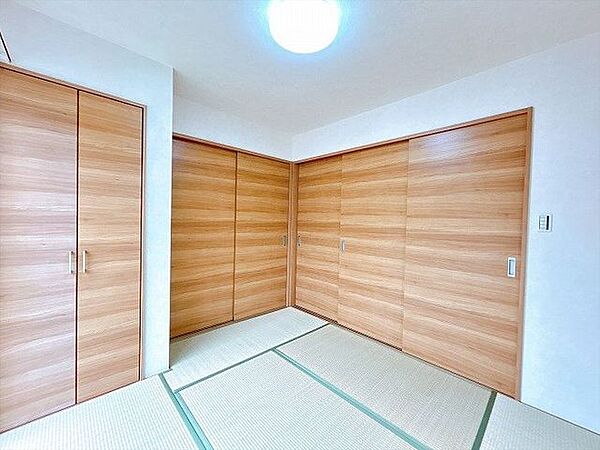 「1階和室」別角度からのお写真でございます。