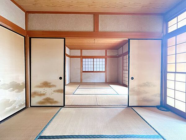 【リフォーム中】　クロス張替え、床材重ね張り、照明交換、火災報知器設置予定です。南側には大きな掃き出し窓があり温かな日差しが差し込みます。家族が集まるリビングは明るい印象になっています。