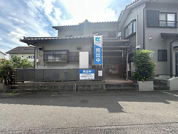 【リフォーム中】リフォーム後はスッキリとした飽きのこない外観へと変わります。ずっと住むお家だからこそシンプルなものを選びたくなりますね。