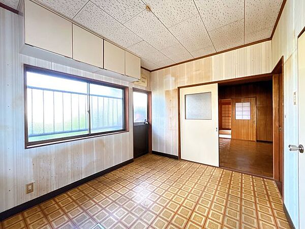 【リフォーム中】1階6.5帖洋室　　2面の窓からはあたたかな日差しと心地いい風が入ってきます。休日も自室で気持ちよく過ごせます。