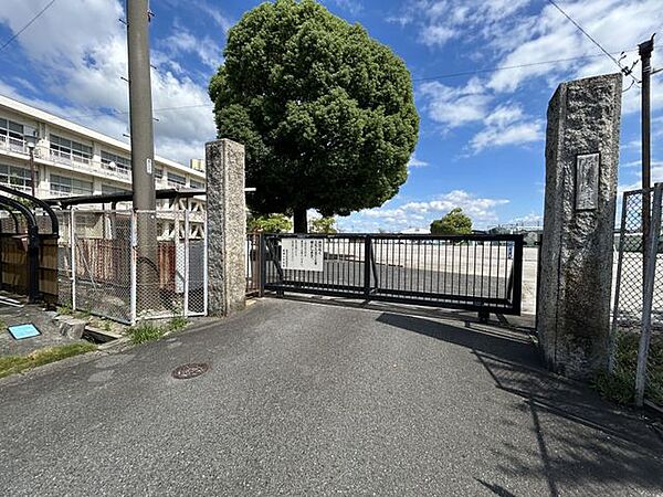 【周辺】愛西市立勝幡小学校まで徒歩約15分（約1.2ｋｍ）。毎日の通学にも程よい距離。友達と一緒ならあっという間に学校です。 1200m