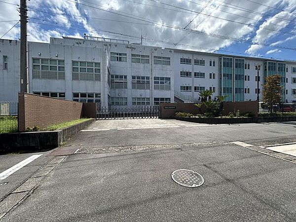 【周辺】愛西市立佐織中学校まで徒歩約29分（約2.8ｋｍ）。徒歩だと少し距離がありますが自転車で通学すれば遠くない距離です。学校行事や部活動からの帰りも自転車でサッと帰れます。 2800m