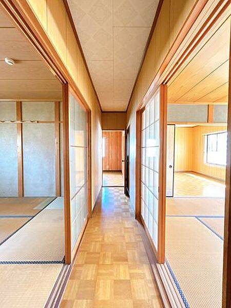【リフォーム中】2階廊下　クロス張り替え、フロア重ね張り、照明器具交換します。各居室につながる明るい空間に仕上げます。