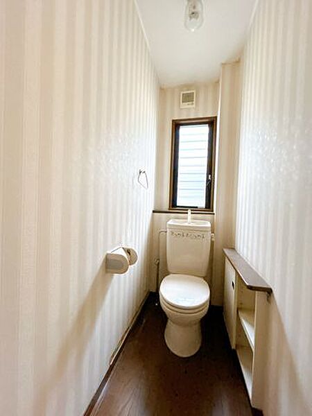 1階トイレ　小窓を開ければトイレ内の換気もでき、日差しの明るさも相まって気持ちよくお掃除できそうです。