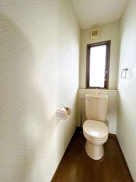 2階トイレ　トイレが2箇所あるため、大家族でも混み合わないですね。