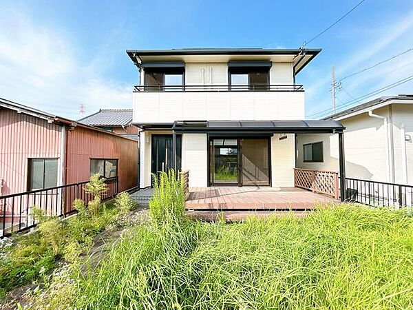 外壁色は柔らかな印象を与える色なので、周辺の環境との調和もとれたナチュラルな印象の外観です。