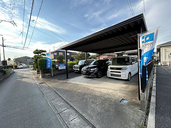 2台分のカーポートは大切な車を雨からガードしてくれます。運転の苦手な方でもゆったり停められます。