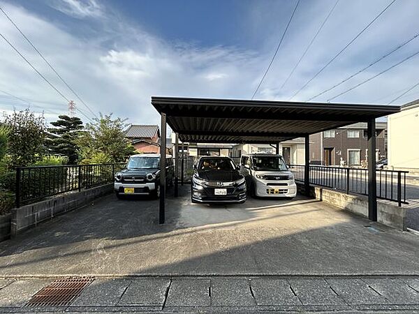 3台駐車可能です。玄関がすぐ近くなので買い物後の荷下ろしもラクラクできます。
