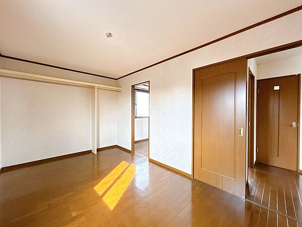 2階北東側洋室　東向きに窓がある部屋は朝日が目覚まし代わり。子供部屋にいかがでしょうか。