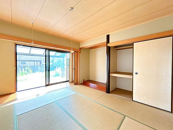 和室　畳はフローリングに比べて柔らかいので、寝転びながら本を読んでも体への負担も少なく心地よく過ごせます。小さなお子様の遊び部屋にも使用できます。