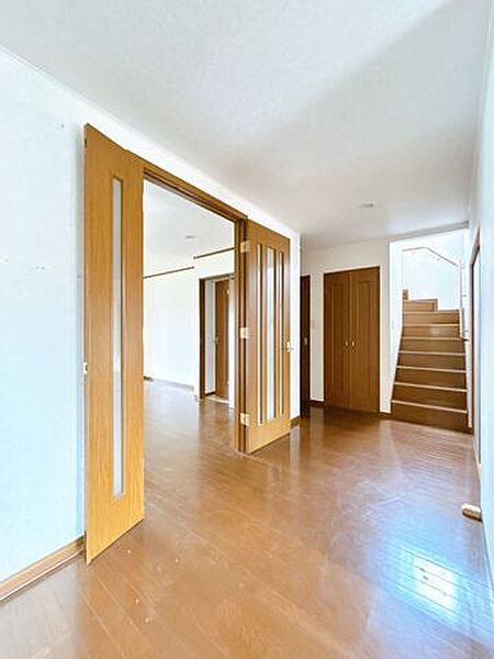 1階廊下　幅が広く、沢山買い物をした時も運びやすいですね。