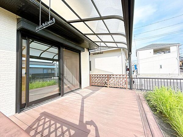 テラス　屋根付きウッドデッキがございます。天気が良い日には、外でバーベキューなど如何ですか。