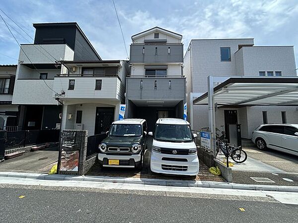 駐車場　軽自動車であれば2台、普通車であれば1台駐車可能です。広さがあるので物の出し入れもしやすいです。