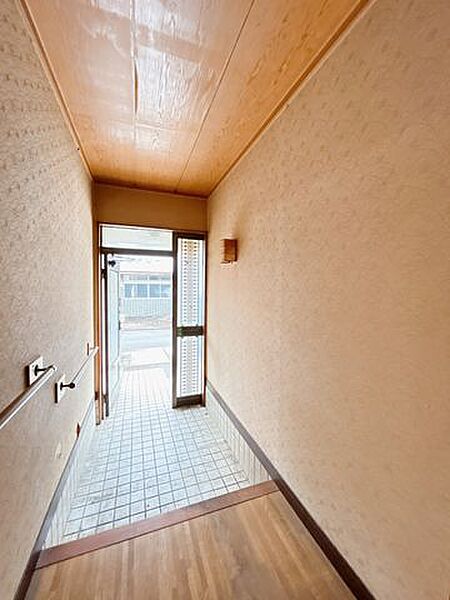 【リフォーム中】玄関ドアの鍵は新品交換しています。お引渡し時まで大切に保管・管理します。玄関ポーチは風除室風になっているので、雨・風よけになりますね。