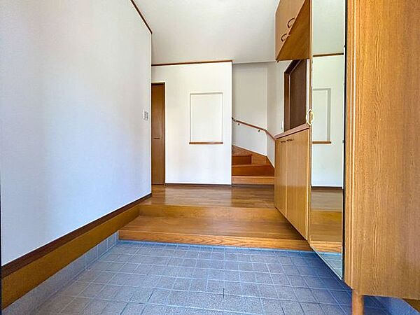【リフォーム後写真】玄関ホールのタイルはクリーニングしました。天井と壁のクロスは張替えています。シューズボックスはクリーニングしています。