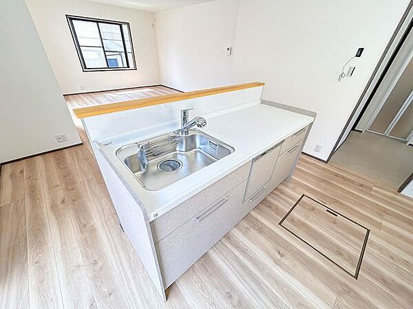 【リフォーム済】キッチンシンク側のお写真です。対面の作業台になっているので、できたお料理をすぐに提供できます。