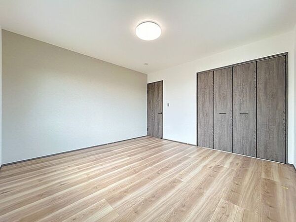 【リフォーム済】2階北西の8帖洋室です。夫婦の主寝室にいかがですか。フローリングの重ね張り、クロス張替等をしました。
