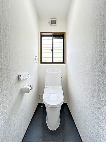 【リフォーム済】トイレはLIXIL製の温水洗浄機能付きに新品交換しました。キズや汚れが付きにくい加工が施してあるのでお手入れが簡単です。直接肌に触れるトイレは新品が嬉しいですよね。