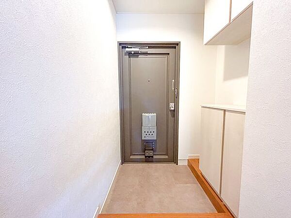 【リフォーム済】玄関の様子です。玄関鍵交換、内部クロス張替え等行いました。